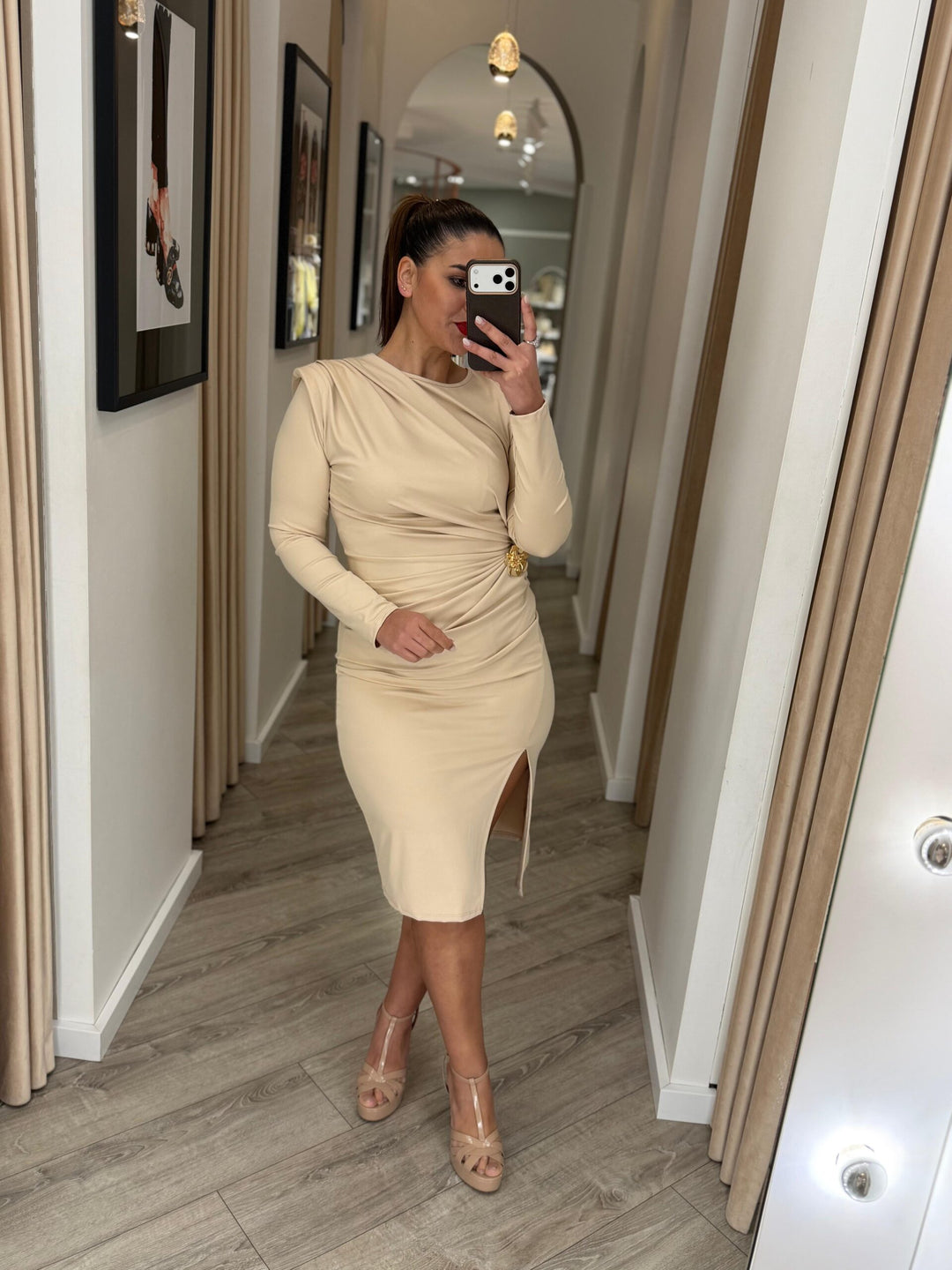 VESTIDO MIDI BEGE DRAPEADO COM MANGA COMPRIDA PONTO CHIC