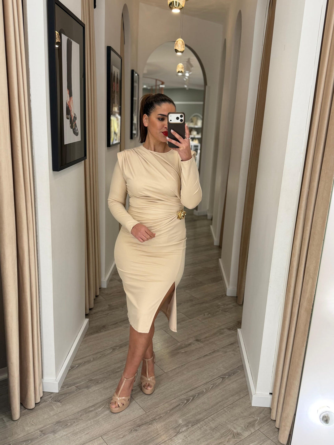 VESTIDO MIDI BEGE DRAPEADO COM MANGA COMPRIDA PONTO CHIC