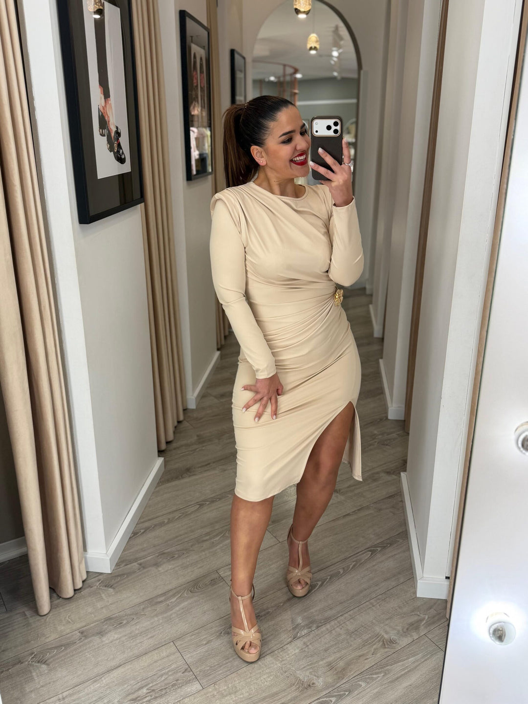 VESTIDO MIDI BEGE DRAPEADO COM MANGA COMPRIDA PONTO CHIC