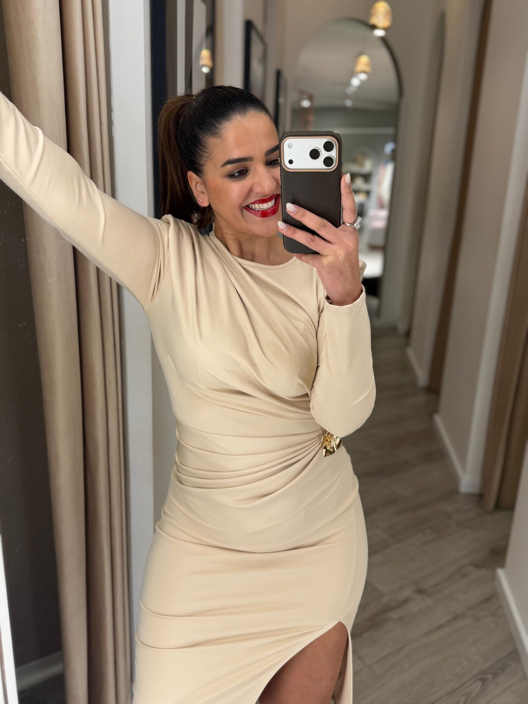 VESTIDO MIDI BEGE DRAPEADO COM MANGA COMPRIDA PONTO CHIC