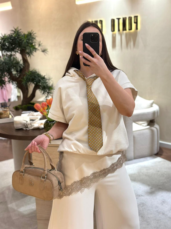 CAMISOLA BEGE COM CAPUZ E GRAVATA CAMEL DIXIE