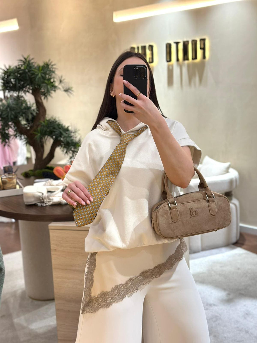 CAMISOLA BEGE COM CAPUZ E GRAVATA CAMEL DIXIE