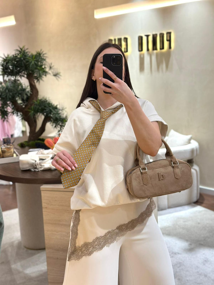 CAMISOLA BEGE COM CAPUZ E GRAVATA CAMEL DIXIE