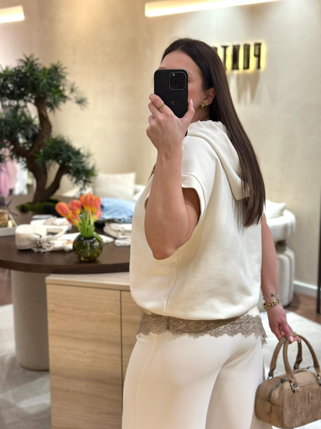 CAMISOLA BEGE COM CAPUZ E GRAVATA CAMEL DIXIE