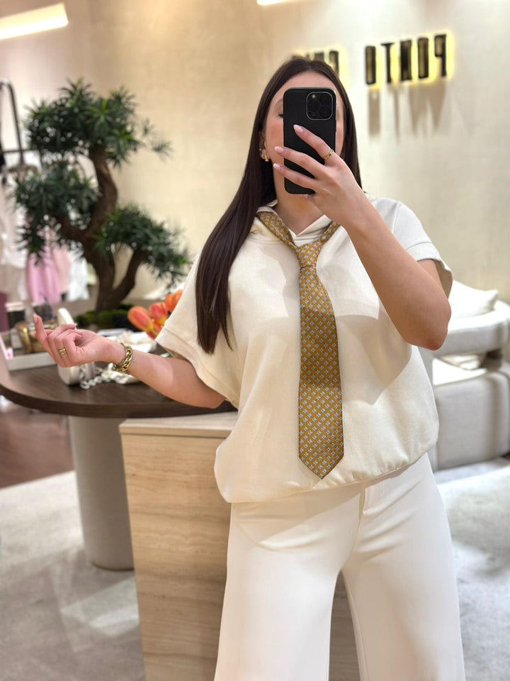 CAMISOLA BEGE COM CAPUZ E GRAVATA CAMEL DIXIE