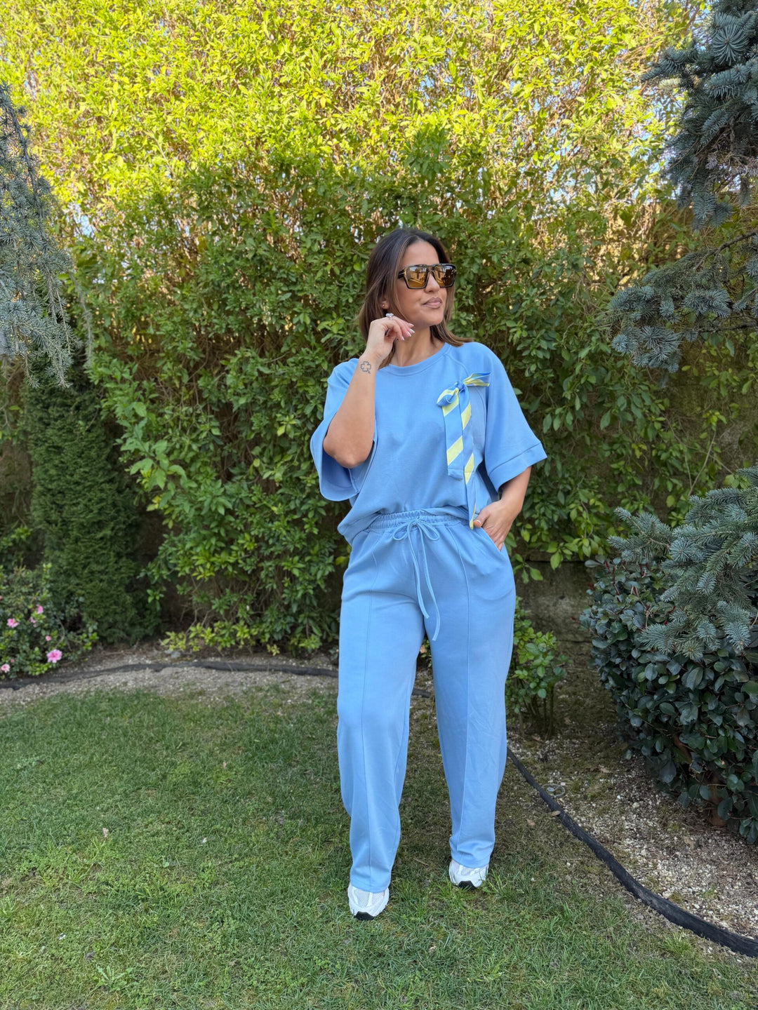 CONJUNTO AZUL COM APLICAÇÃO DE LENÇO MULTICOLOR PONTO CHIC