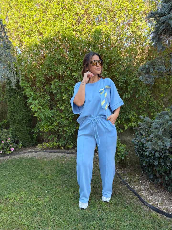 CONJUNTO AZUL COM APLICAÇÃO DE LENÇO MULTICOLOR PONTO CHIC