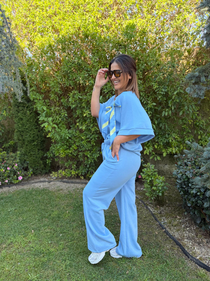 CONJUNTO AZUL COM APLICAÇÃO DE LENÇO MULTICOLOR PONTO CHIC