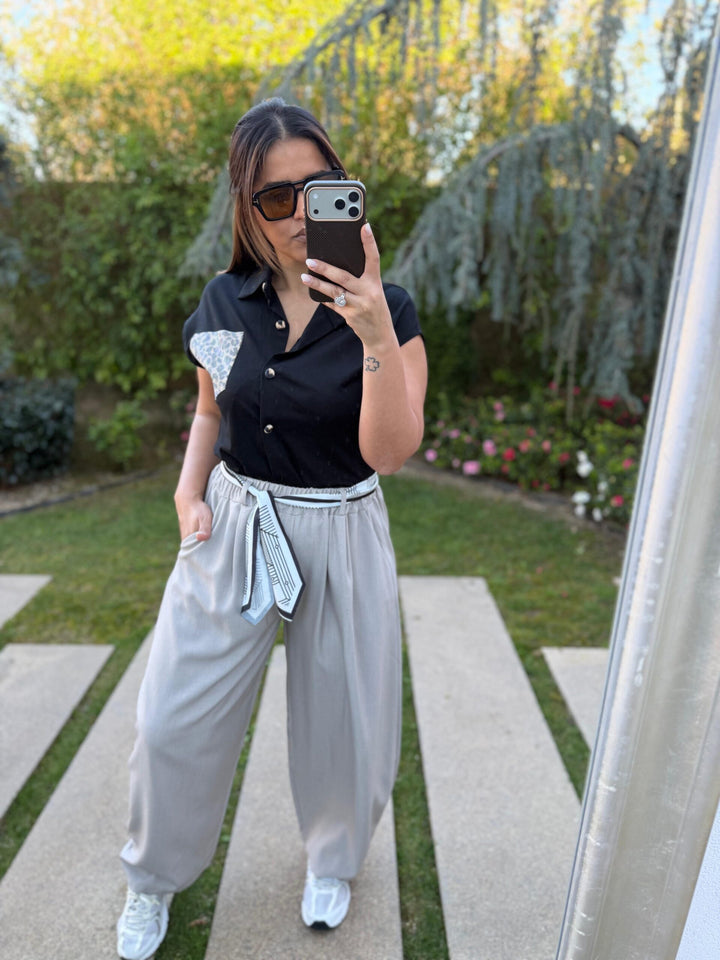 BLUSA PRETA COM BOLSO ANIMAL PRINT E BRILHANTES PONTO CHIC