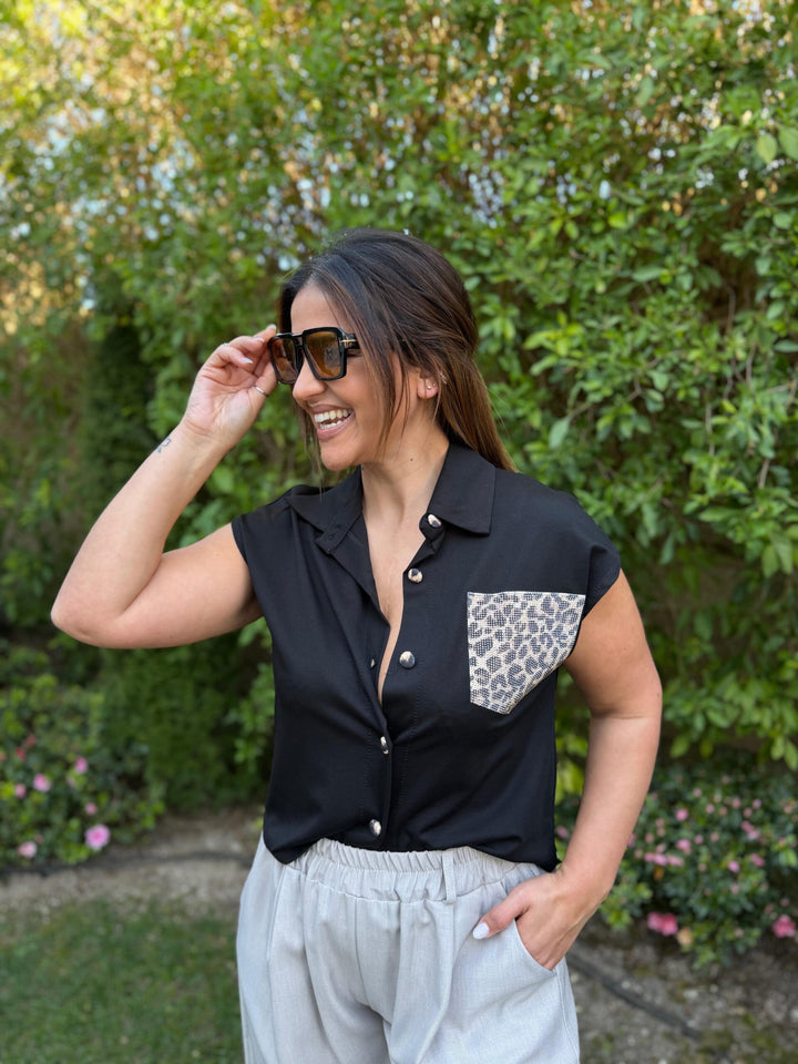 BLUSA PRETA COM BOLSO ANIMAL PRINT E BRILHANTES PONTO CHIC