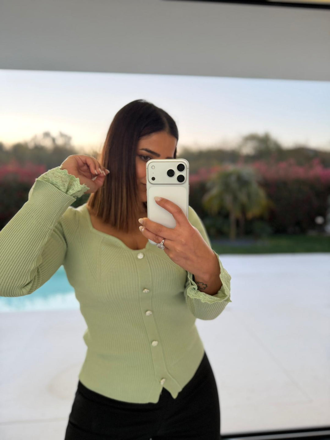 CAMISOLA VERDE CANELADA COM BOTÕES E RENDA NAS MANGAS PONTO CHIC