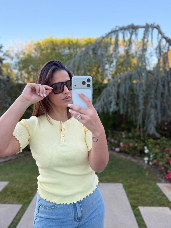 CAMISOLA DE MALHA AMARELO MANTEIGA COM BOTÕES DOURADOS PONTO CHIC