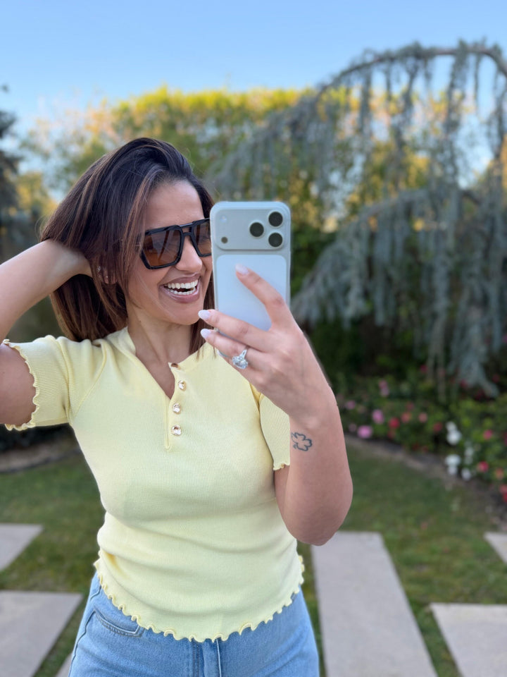 CAMISOLA DE MALHA AMARELO MANTEIGA COM BOTÕES DOURADOS PONTO CHIC