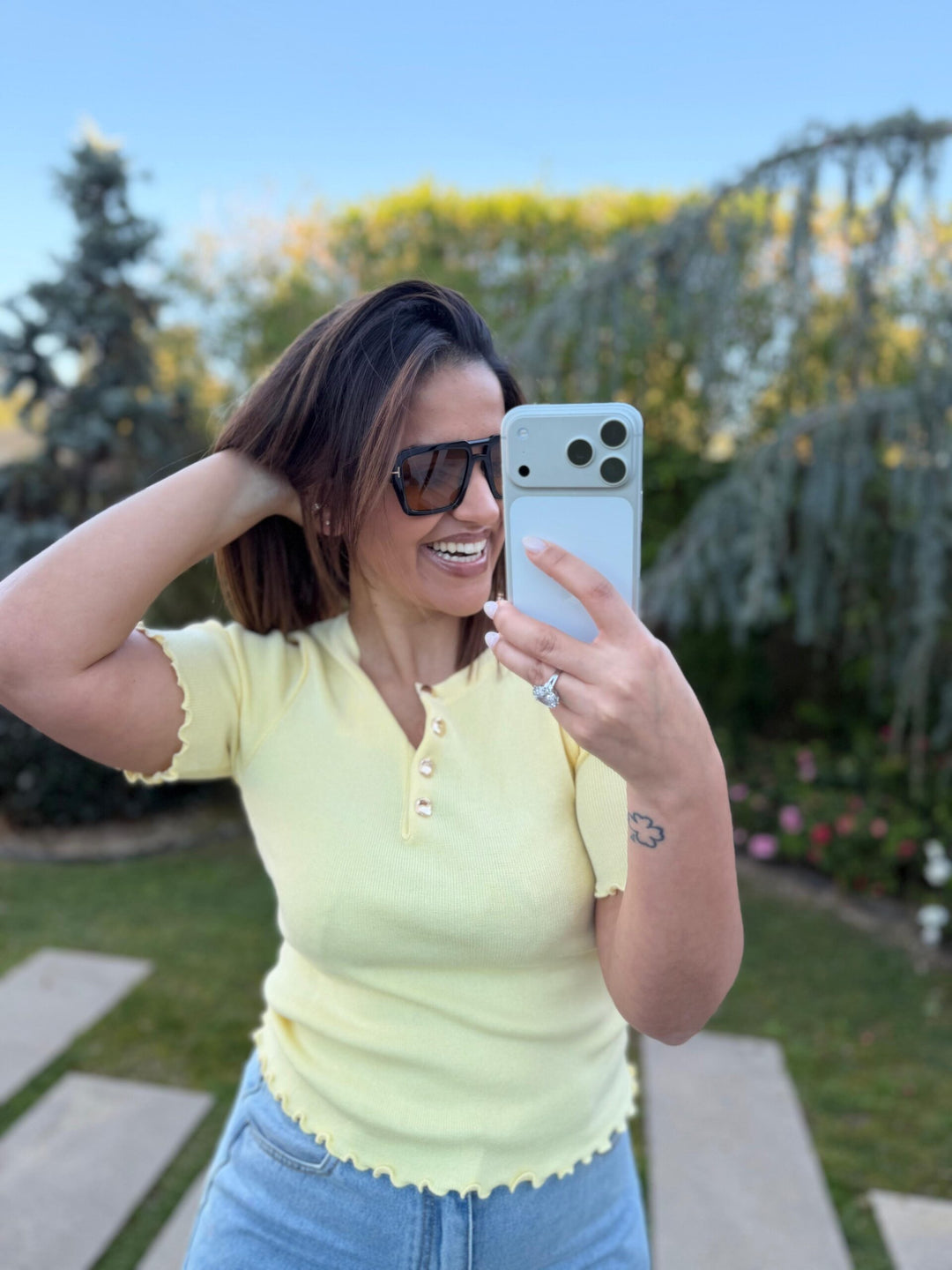 CAMISOLA DE MALHA AMARELO MANTEIGA COM BOTÕES DOURADOS PONTO CHIC