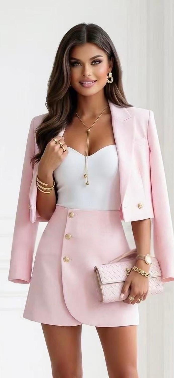 CONJUNTO ROSA CLARO COM BLAZER CROPPED E SAIA PONTO CHIC