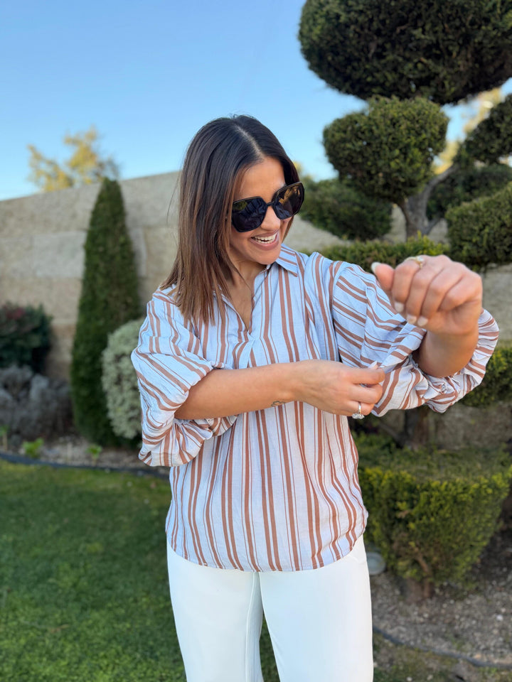 CAMISA AZUL COM RISCA CASTANHA E MANGA ABALONADA PONTO CHIC