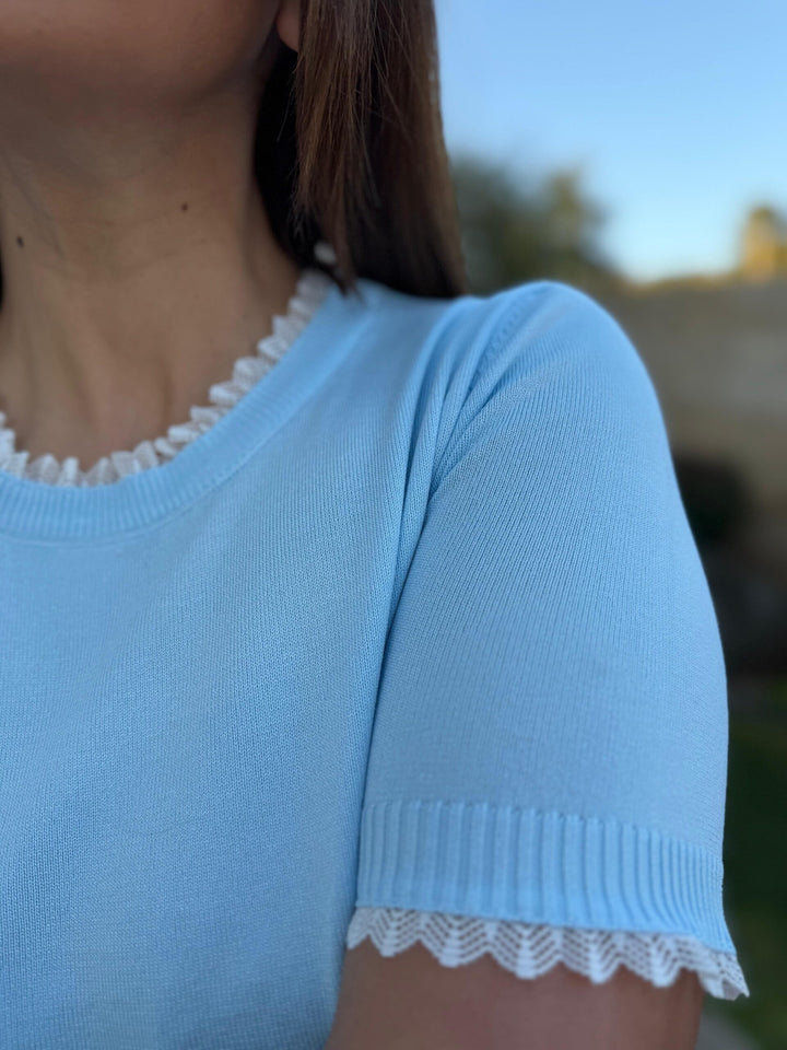 CAMISOLA DE MALHA AZUL CLARO COM DETALHE EM RENDA PONTO CHIC