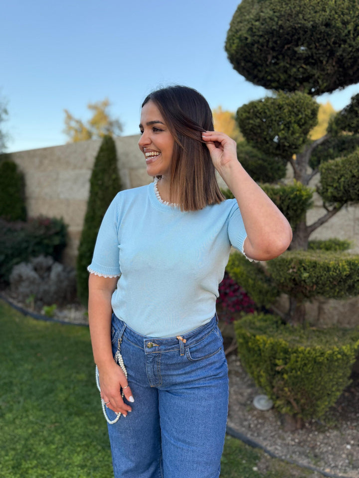 CAMISOLA DE MALHA AZUL CLARO COM DETALHE EM RENDA PONTO CHIC