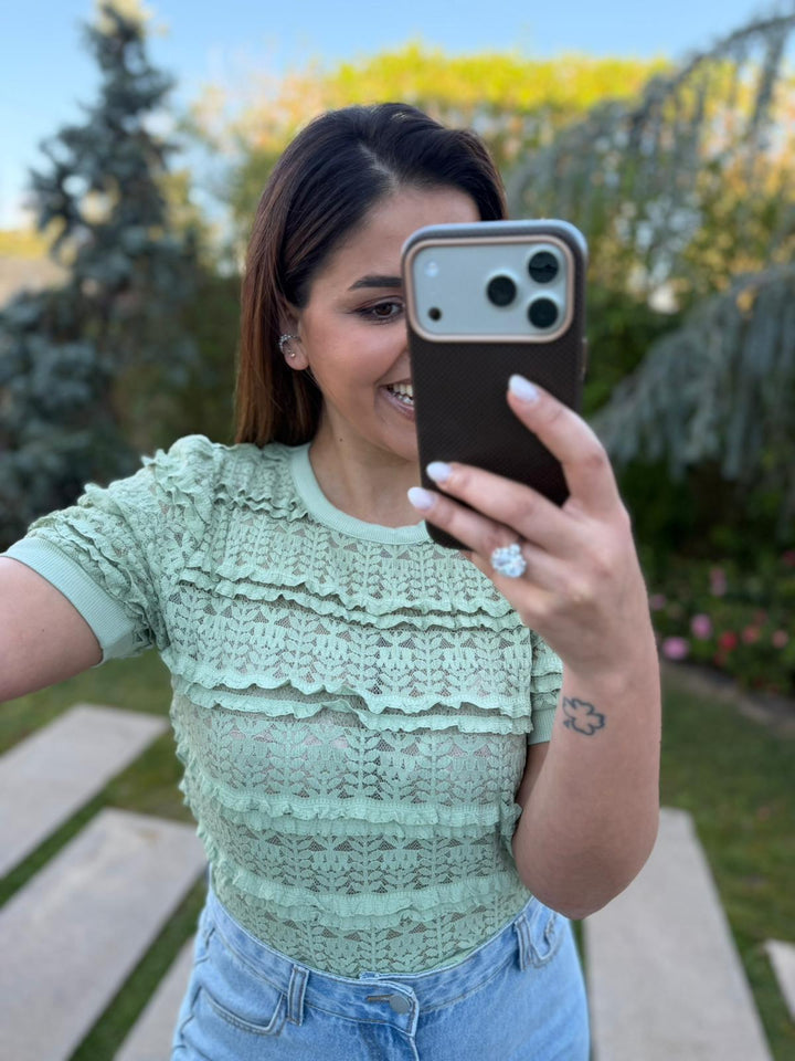 CAMISOLA VERDE EM RENDA COM FOLHOS PONTO CHIC