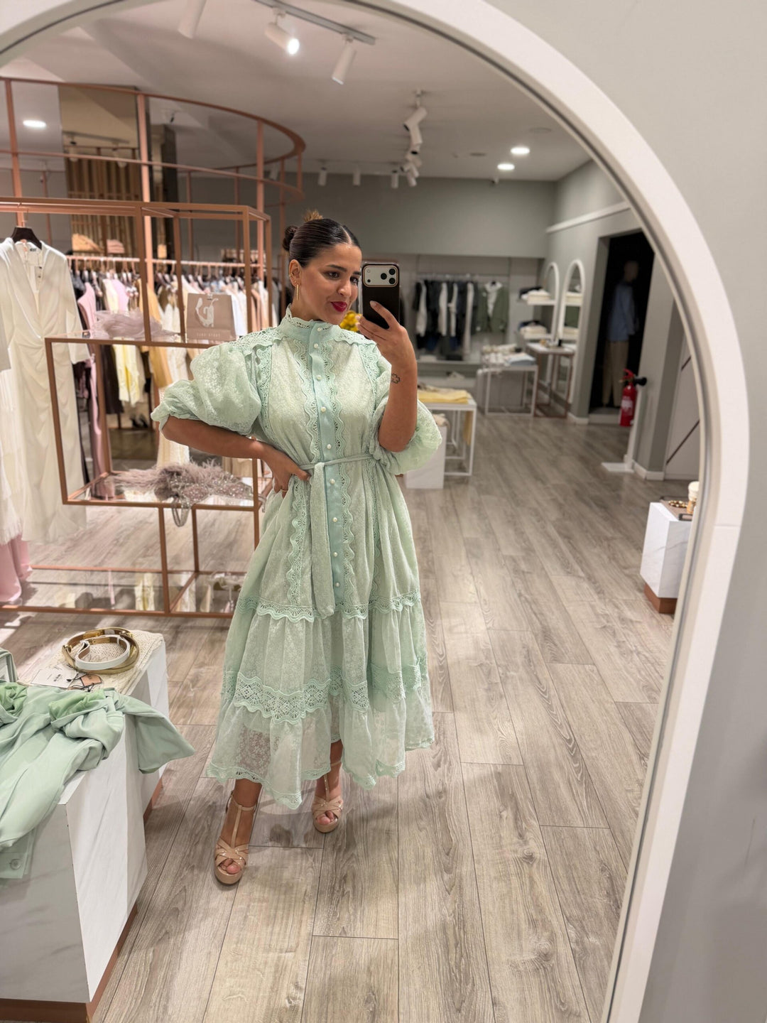 VESTIDO COMPRIDO VERDE ÁGUA EM RENDA COM CINTO PONTO CHIC