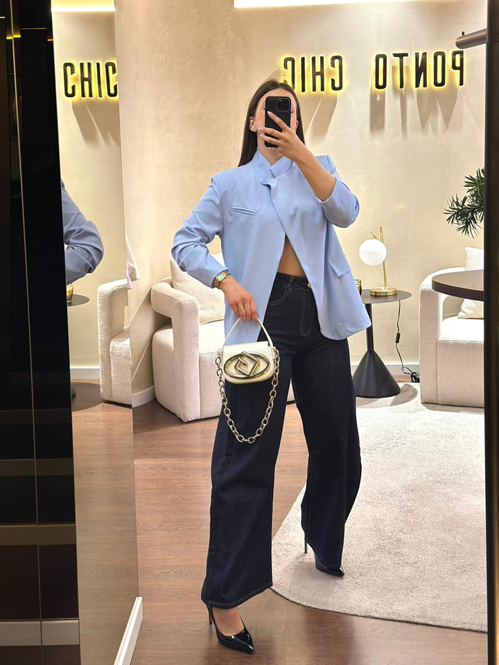 BLAZER AZUL CLARO DE CORTE ELEGANTE PONTO CHIC