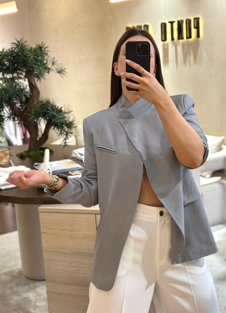 BLAZER CINZA DE CORTE ELEGANTE PONTO CHIC