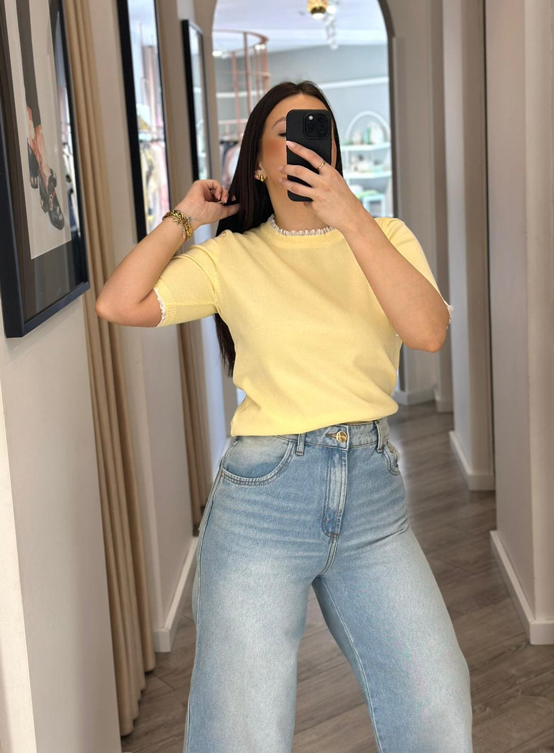 CAMISOLA DE MALHA AMARELO MANTEIGA COM DETALHE EM RENDA PONTO CHIC