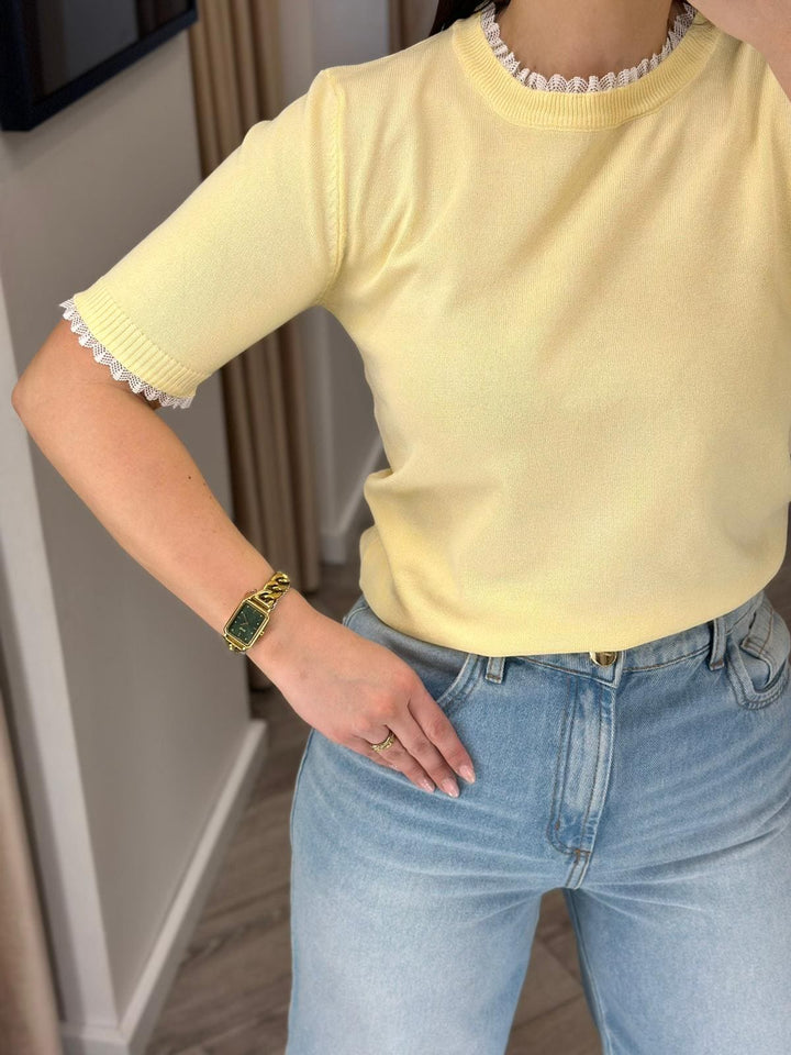 CAMISOLA DE MALHA AMARELO MANTEIGA COM DETALHE EM RENDA PONTO CHIC