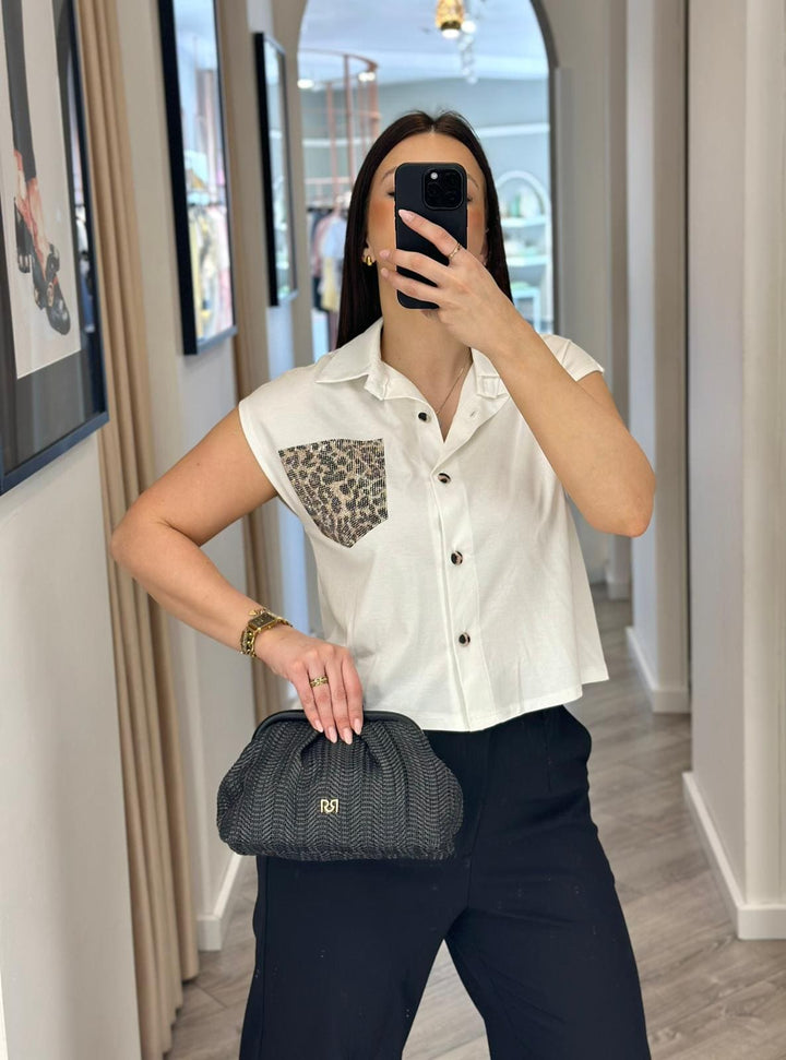 BLUSA BRANCA COM BOLSO ANIMAL PRINT E BRILHANTES PONTO CHIC