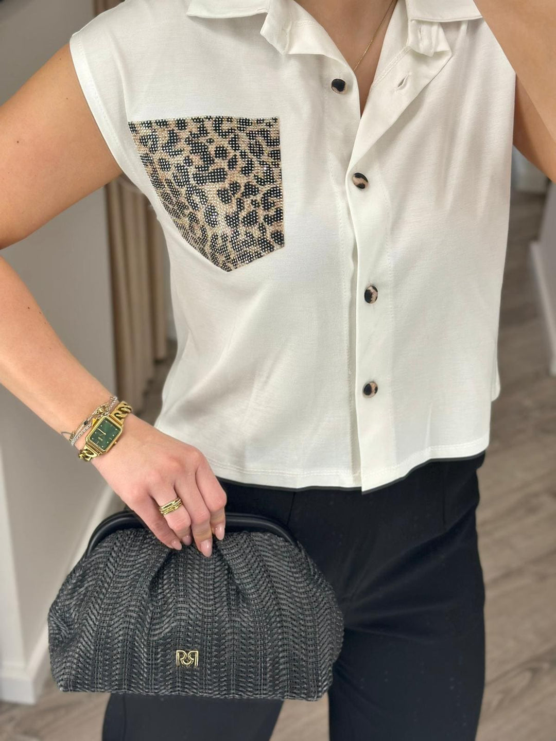 BLUSA BRANCA COM BOLSO ANIMAL PRINT E BRILHANTES PONTO CHIC