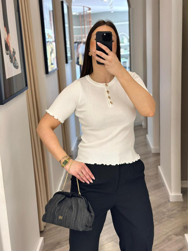 CAMISOLA DE MALHA BRANCA COM BOTÕES DOURADOS PONTO CHIC