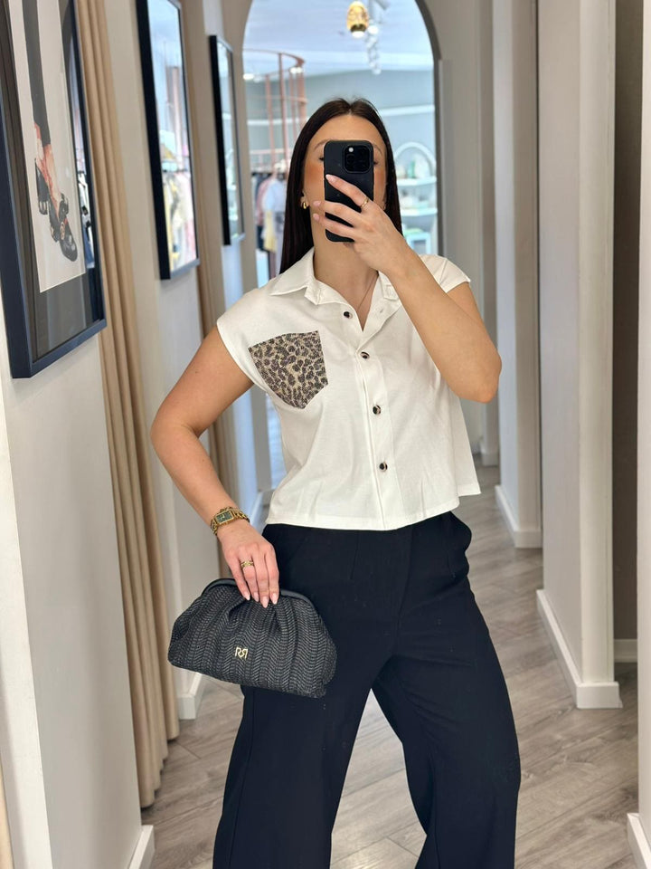 BLUSA BRANCA COM BOLSO ANIMAL PRINT E BRILHANTES PONTO CHIC