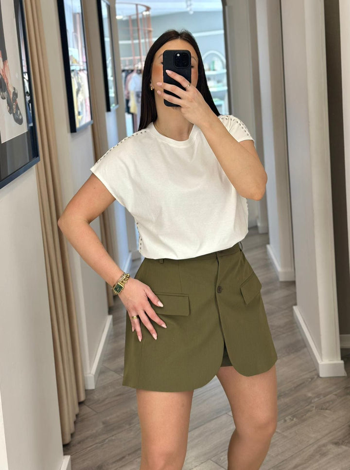 T-SHIRT BRANCA COM APLICAÇÕES METÁLICAS PONTO CHIC