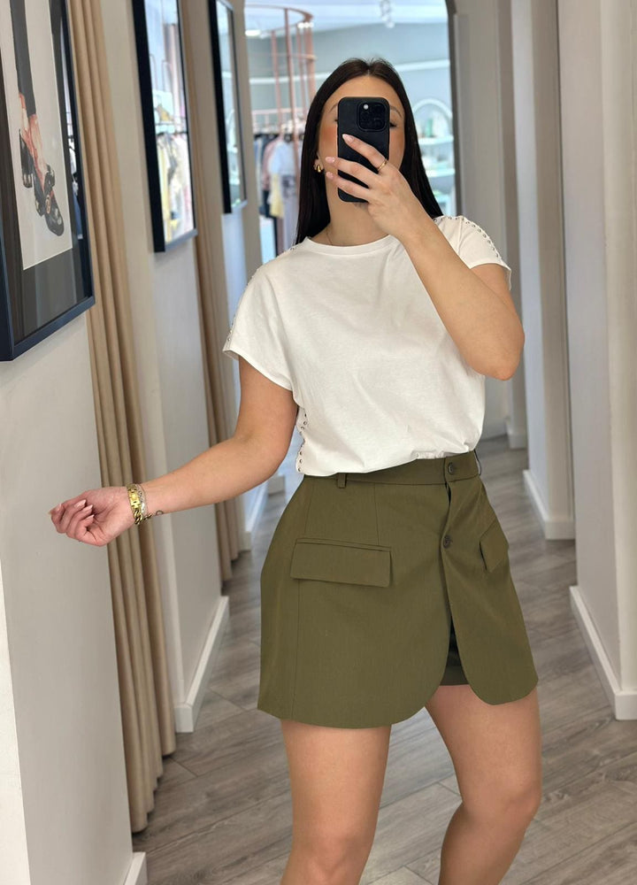 T-SHIRT BRANCA COM APLICAÇÕES METÁLICAS PONTO CHIC