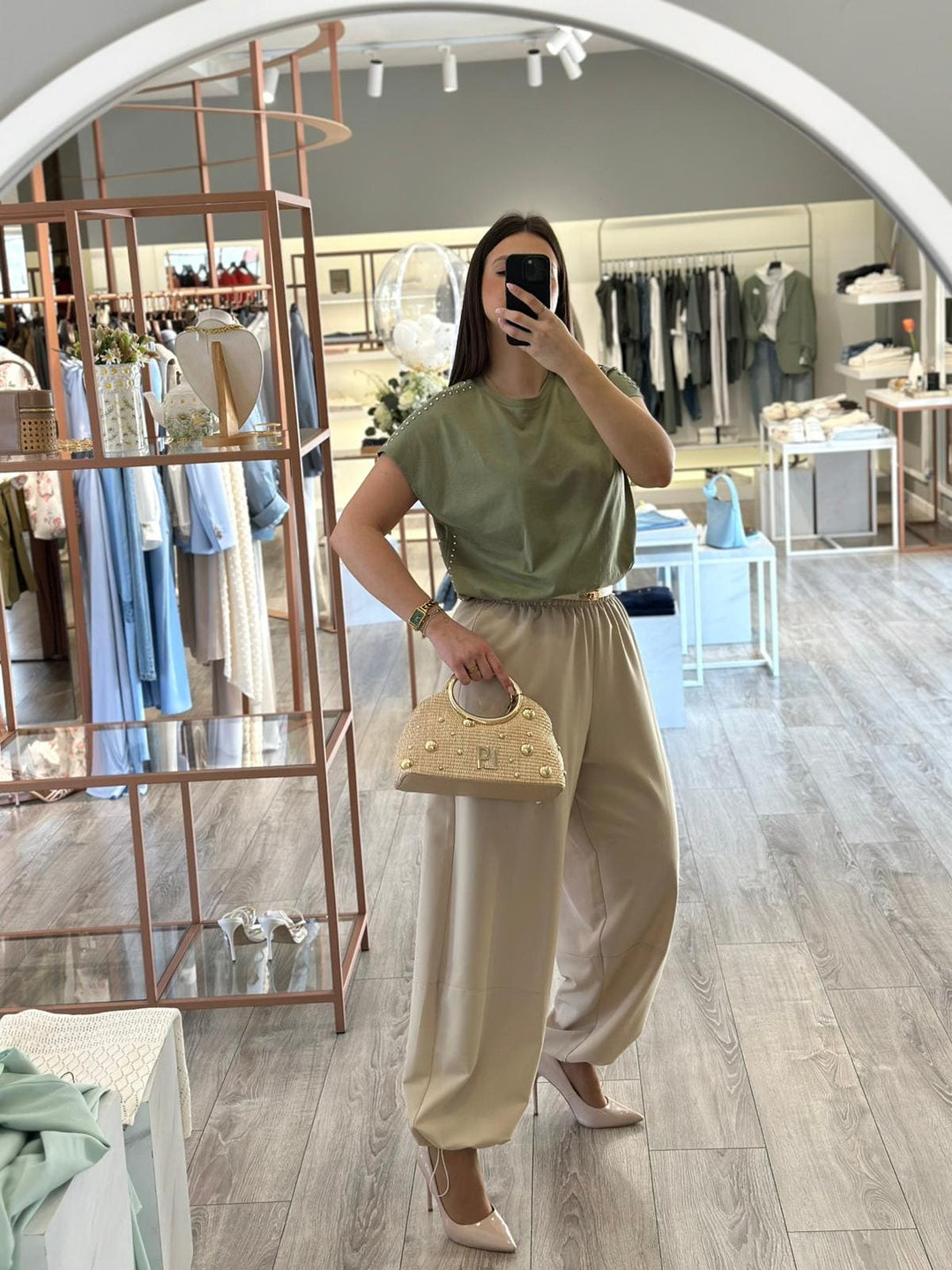 T-SHIRT VERDE COM APLICAÇÕES METÁLICAS PONTO CHIC