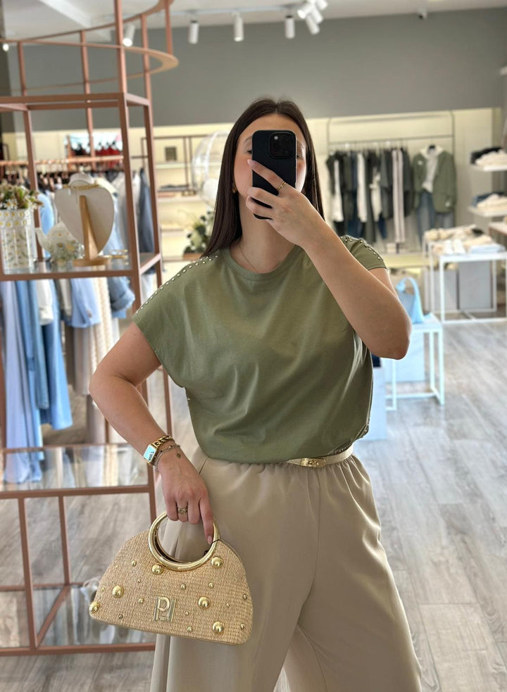 T-SHIRT VERDE COM APLICAÇÕES METÁLICAS PONTO CHIC