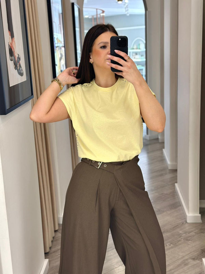 T-SHIRT AMARELO SUAVE COM APLICAÇÕES METÁLICAS PONTO CHIC
