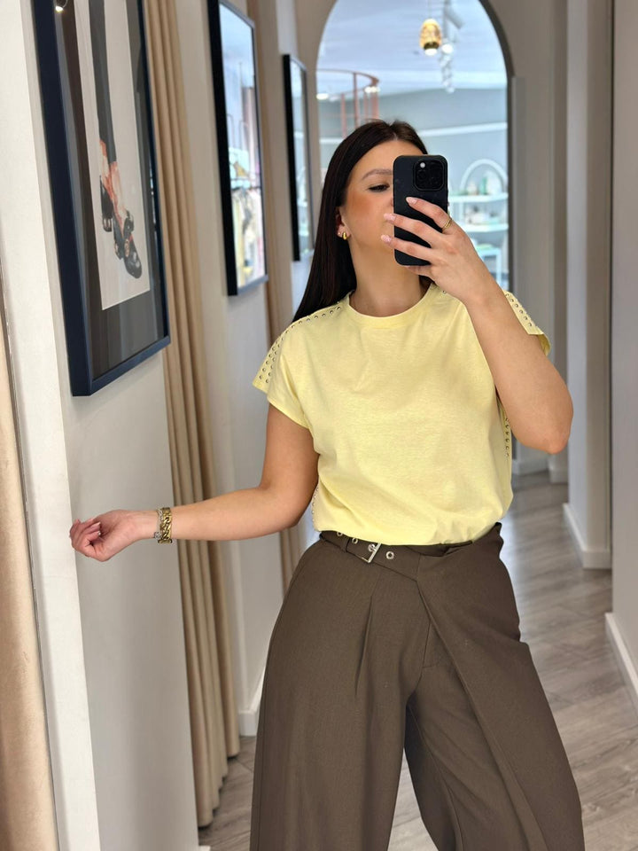 T-SHIRT AMARELO SUAVE COM APLICAÇÕES METÁLICAS PONTO CHIC