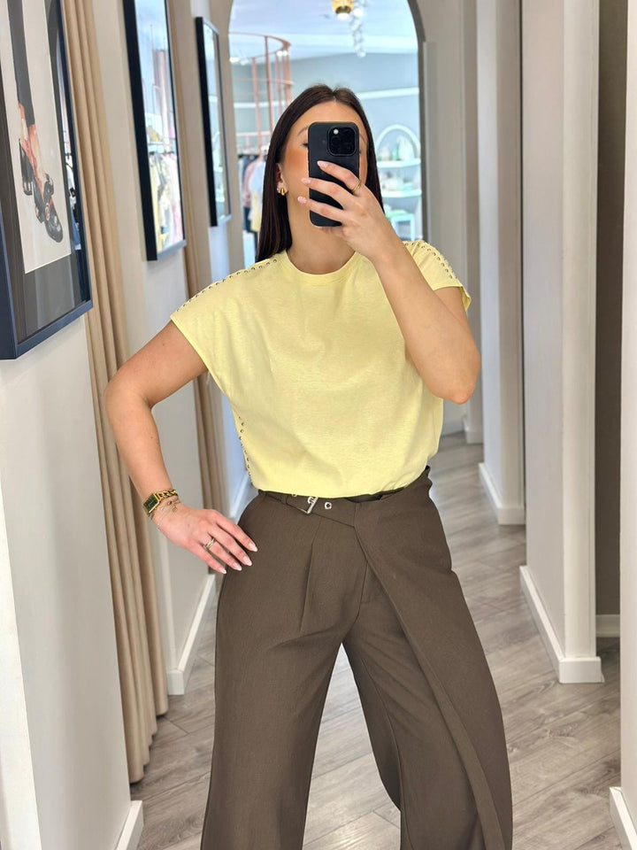 T-SHIRT AMARELO SUAVE COM APLICAÇÕES METÁLICAS PONTO CHIC