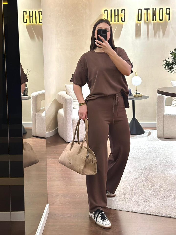 CONJUNTO CASTANHO EM MALHA COM SWEATSHIRT E CALÇA PONTO CHIC