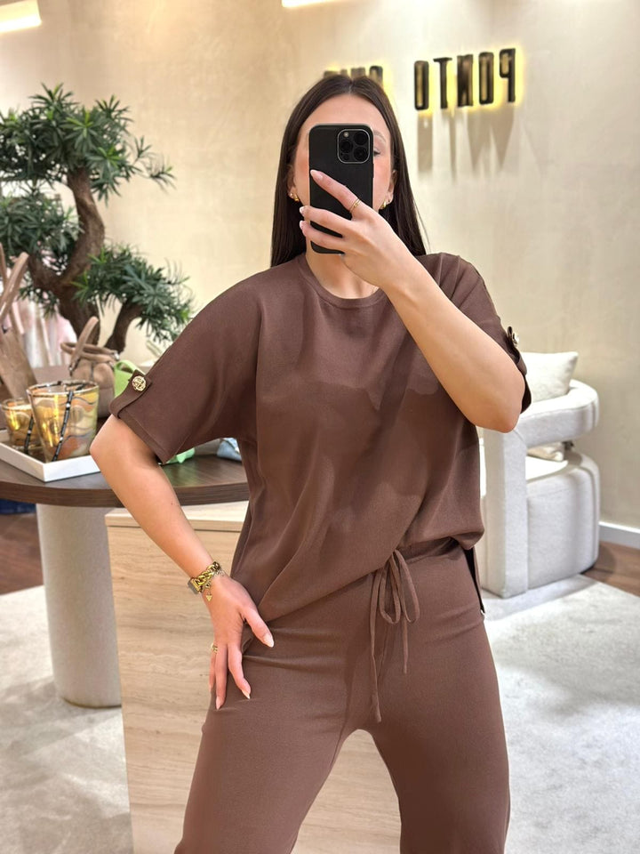 CONJUNTO CASTANHO EM MALHA COM SWEATSHIRT E CALÇA PONTO CHIC