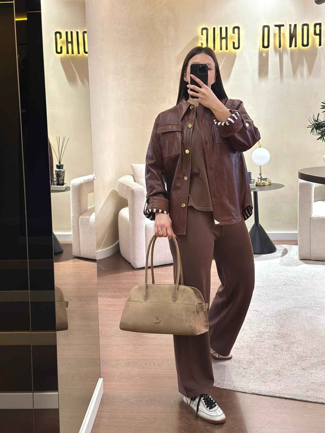 CONJUNTO CASTANHO EM MALHA COM SWEATSHIRT E CALÇA PONTO CHIC