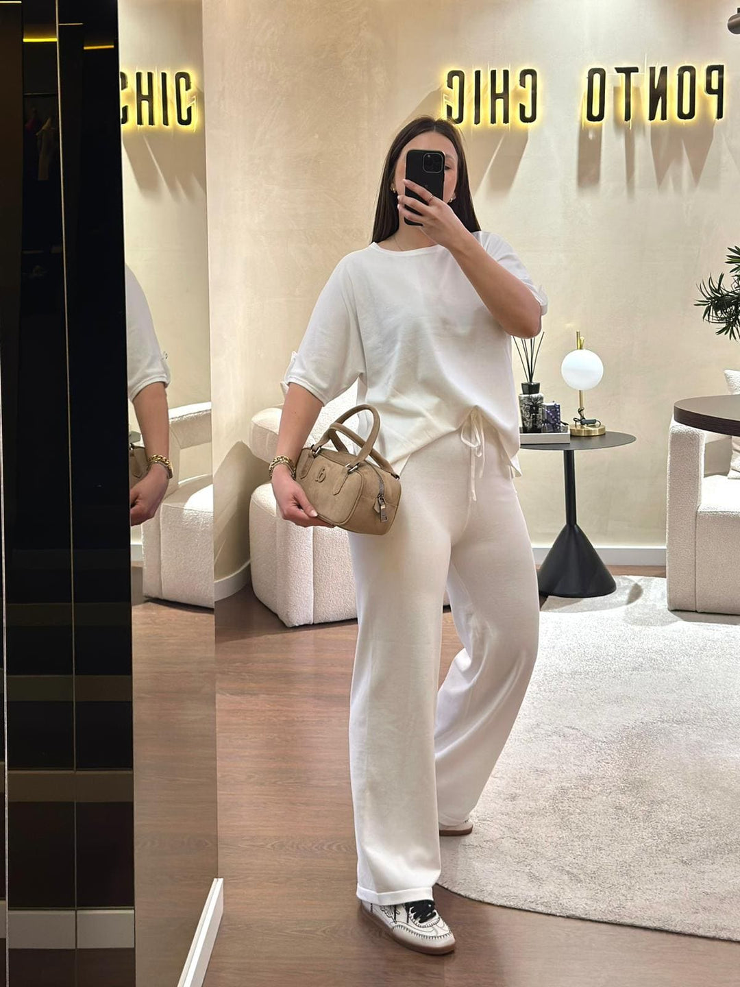 CONJUNTO BRANCO EM MALHA COM SWEATSHIRT E CALÇA PONTO CHIC