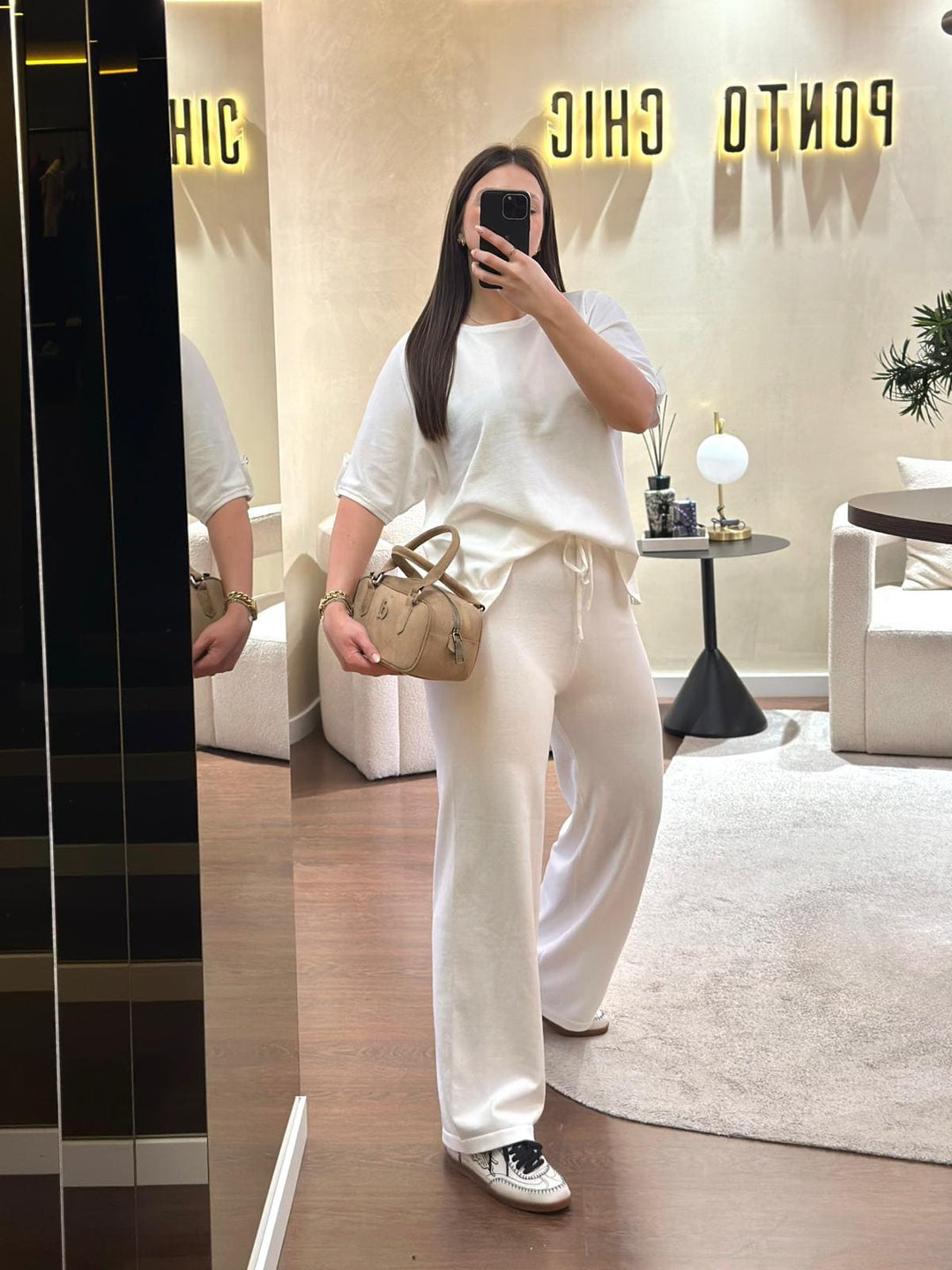 CONJUNTO BRANCO EM MALHA COM SWEATSHIRT E CALÇA PONTO CHIC