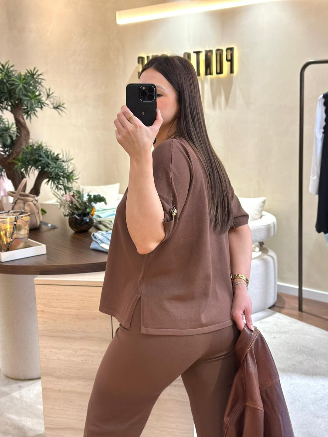 CONJUNTO CASTANHO EM MALHA COM SWEATSHIRT E CALÇA PONTO CHIC