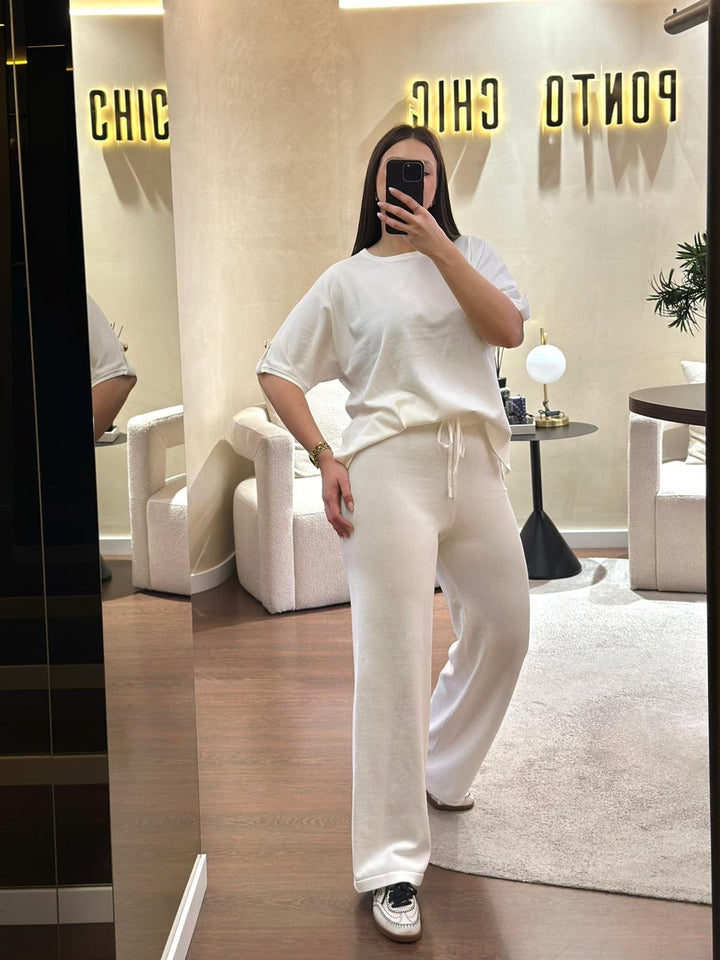 CONJUNTO BRANCO EM MALHA COM SWEATSHIRT E CALÇA PONTO CHIC