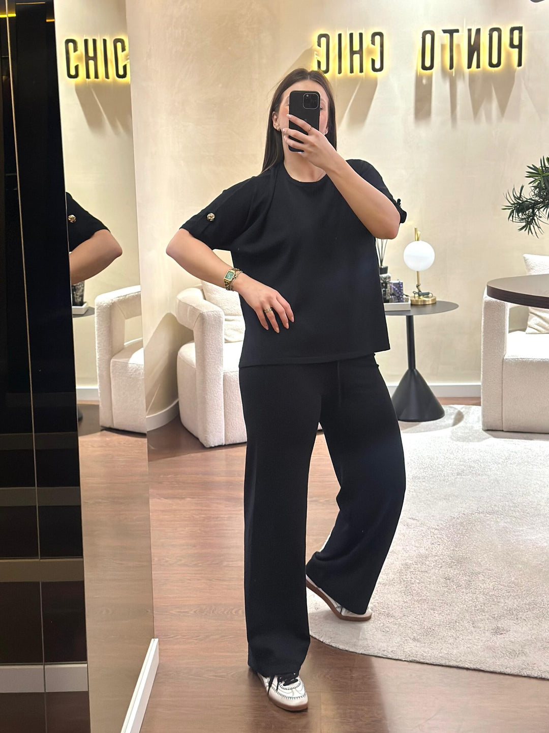 CONJUNTO PRETO EM MALHA COM SWEATSHIRT E CALÇA PONTO CHIC