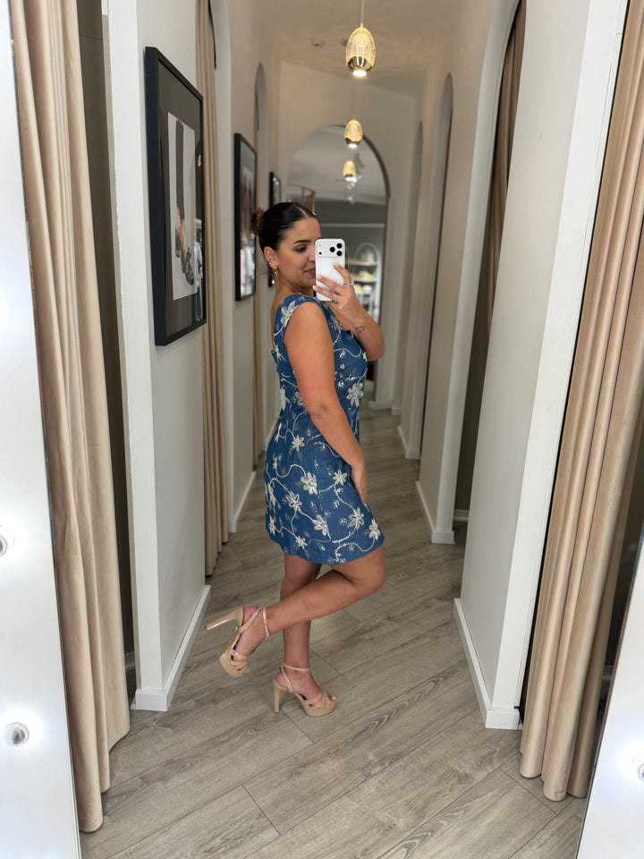 VESTIDO CURTO EM TENCEL COM BORDADO FLORAL MISS YOU