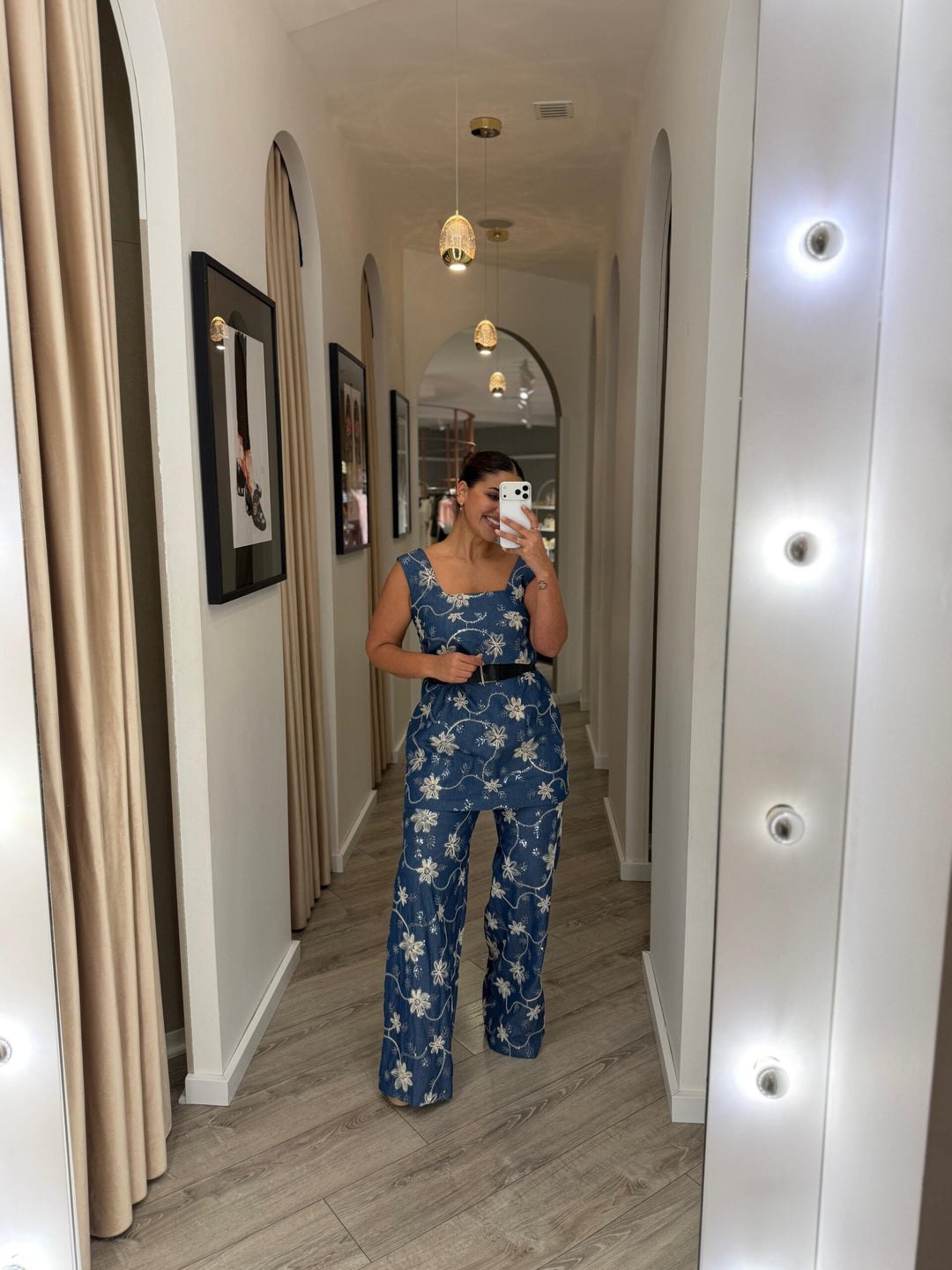CALÇA PANTALONA EM TENCEL COM BORDADO FLORAL MISS YOU