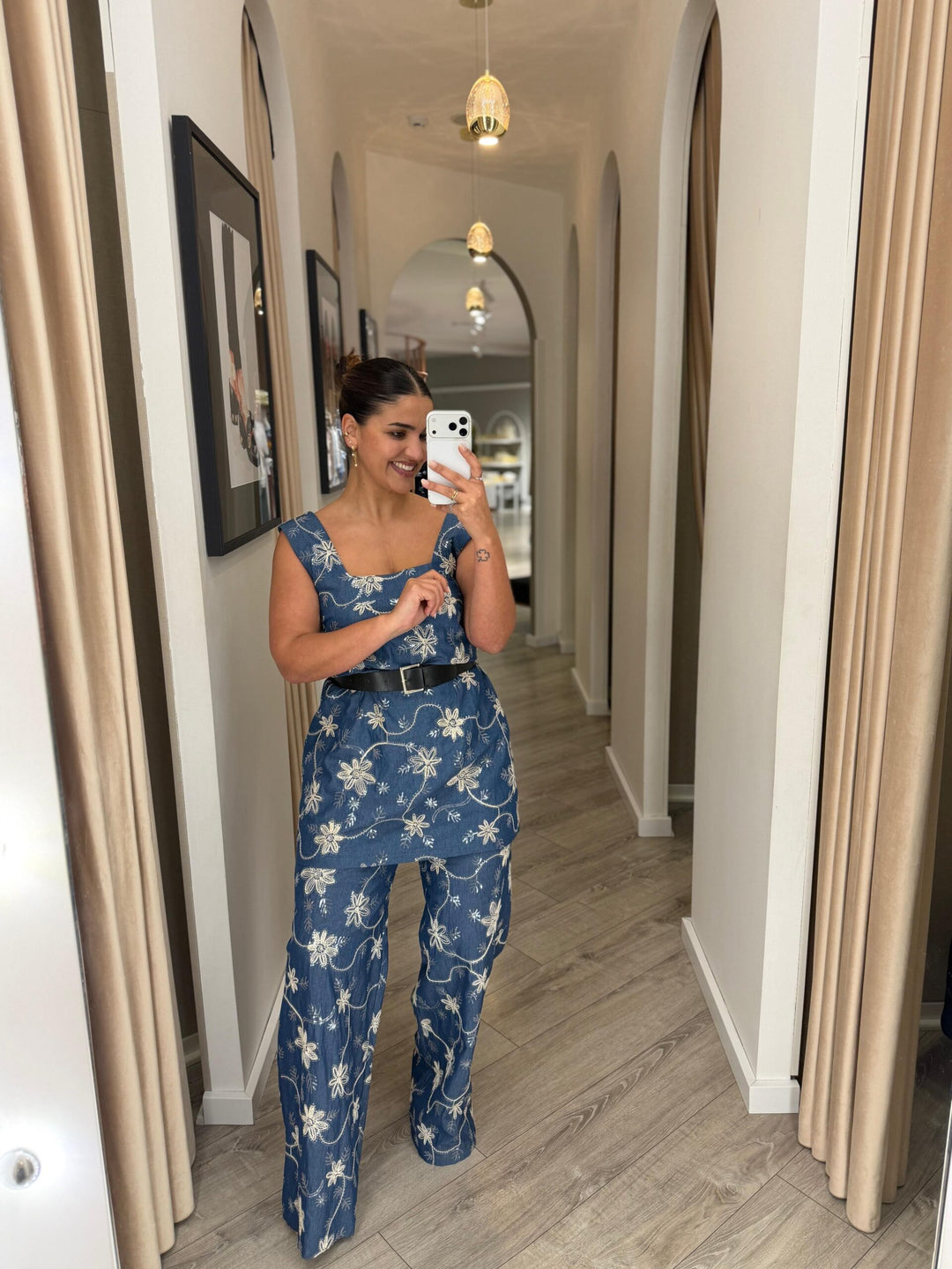 CALÇA PANTALONA EM TENCEL COM BORDADO FLORAL MISS YOU